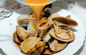 Azorean-Style Clams with Garlic Sauce Recipe