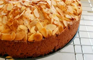 Delicious Portuguese Almond and Apple Cake Recipe