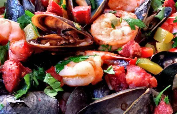 Portuguese Mussels with Shrimp and Chouriço Recipe