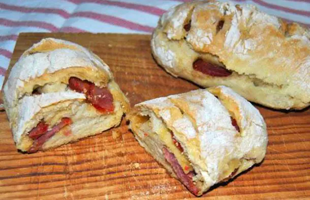Flavorful Portuguese Chouriço Sausage Buns Recipe