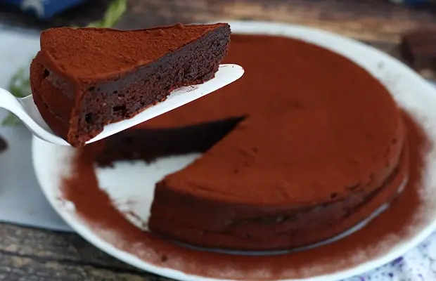 Yum & Flourless Chocolate Mousse Cake Recipe