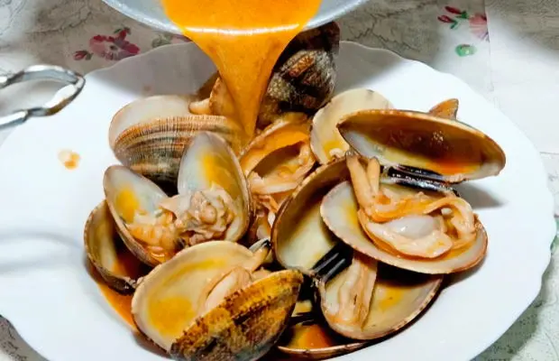 Azorean-Style Clams with Garlic Sauce Recipe
