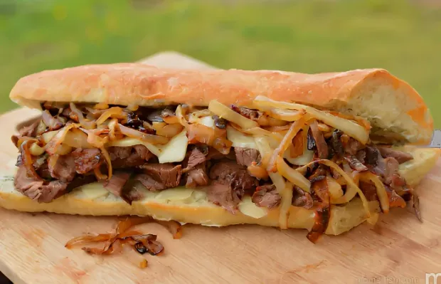 Delicious Garlic and Red Wine Steak Sandwich Recipe